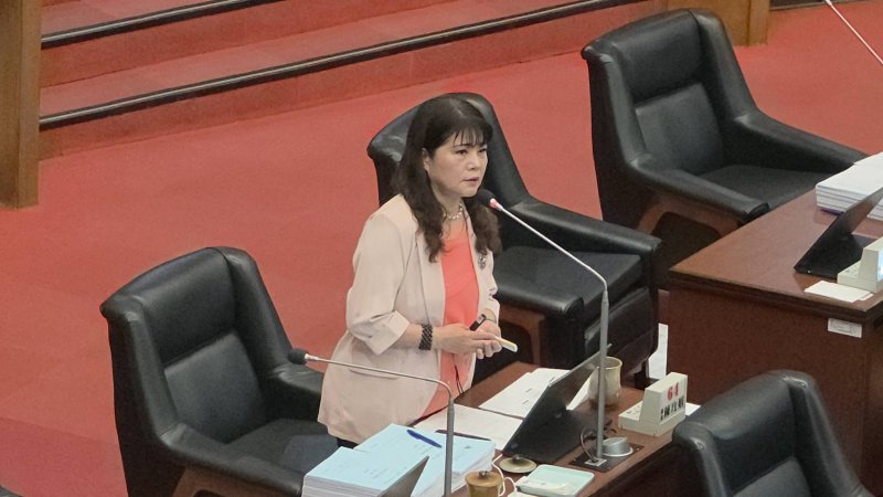 市府第二預備金獨厚特定民代，陳玫娟議員質詢抨擊兩套標準不公平。(漾新聞記者陳雯萍攝)
