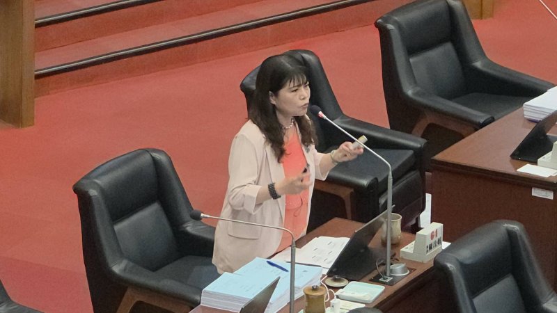 市府第二預備金獨厚特定民代，陳玫娟議員質詢抨擊兩套標準不公平。(漾新聞記者陳雯萍攝)