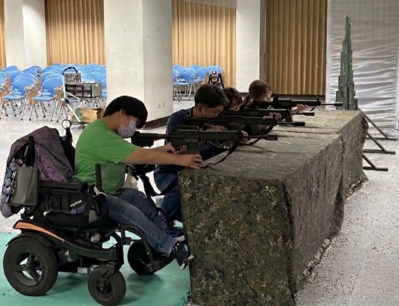 百發子彈於三分鐘內連闖三關，驚險刺激。