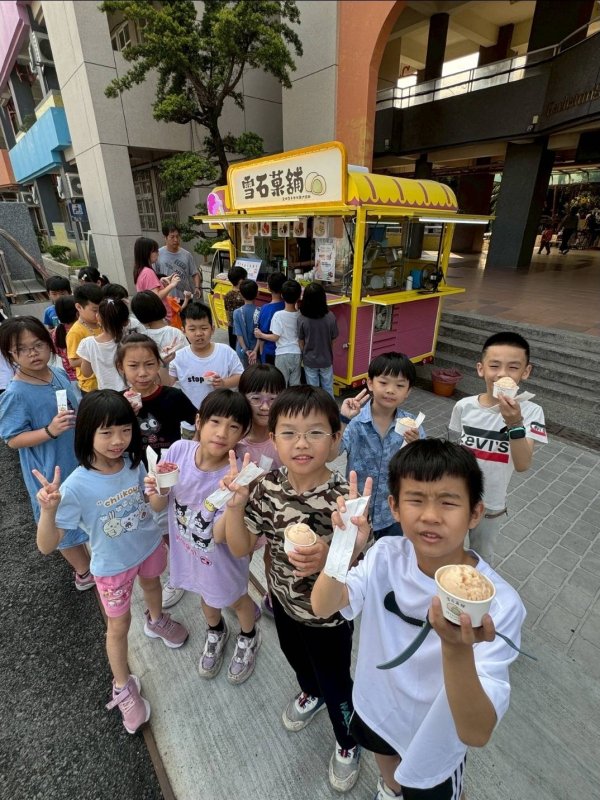 活動最大亮點之一，是由家長會會長王紹銘帶領團隊精心規劃，邀請第55屆校友學長伉儷返校，將創業經營的義式冰淇淋車與83年畢業校友學長的手作雞蛋糕帶入校園。香氣四溢的現場，不只是味蕾的滿足，更讓孩子透過學長姐的分享，看見創業背後的努力與熱情，感受校友情誼的延續。