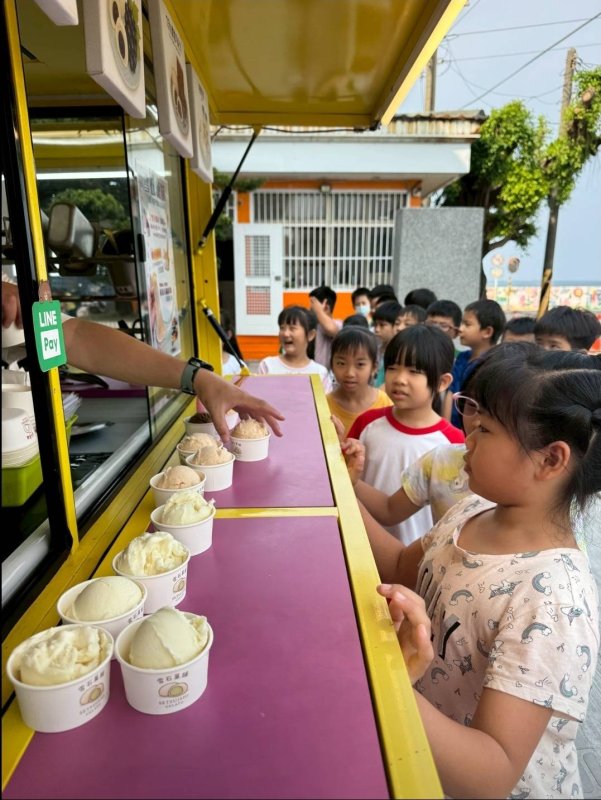 活動最大亮點之一，是由家長會會長王紹銘帶領團隊精心規劃，邀請第55屆校友學長伉儷返校，將創業經營的義式冰淇淋車與83年畢業校友學長的手作雞蛋糕帶入校園。香氣四溢的現場，不只是味蕾的滿足，更讓孩子透過學長姐的分享，看見創業背後的努力與熱情，感受校友情誼的延續。