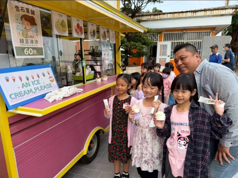 活動最大亮點之一，是由家長會會長王紹銘帶領團隊精心規劃，邀請第55屆校友學長伉儷返校，將創業經營的義式冰淇淋車與83年畢業校友學長的手作雞蛋糕帶入校園。香氣四溢的現場，不只是味蕾的滿足，更讓孩子透過學長姐的分享，看見創業背後的努力與熱情，感受校友情誼的延續。