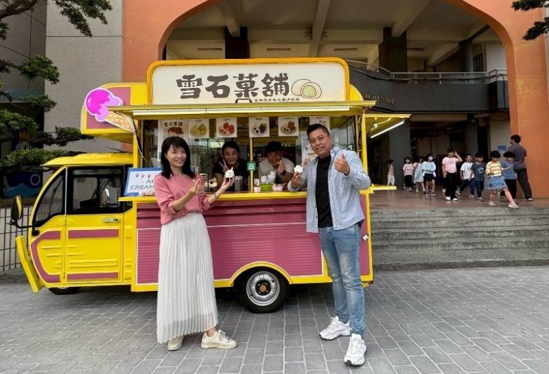 活動最大亮點之一，是由家長會會長王紹銘帶領團隊精心規劃，邀請第55屆校友學長伉儷返校，將創業經營的義式冰淇淋車與83年畢業校友學長的手作雞蛋糕帶入校園。香氣四溢的現場，不只是味蕾的滿足，更讓孩子透過學長姐的分享，看見創業背後的努力與熱情，感受校友情誼的延續。