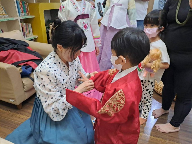 小朋友體驗韓國傳統服飾。