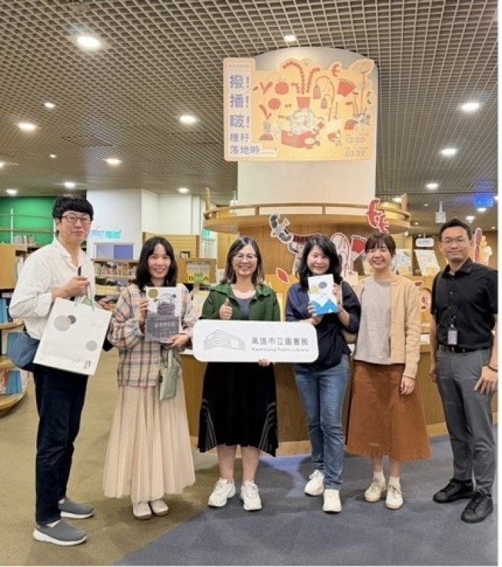 李金鴦館長(中)歡迎李昭映夫婦(左)到訪分享高雄國際繪本中心「好繪芽獎」作品《成為海的第一天》與《若是咧送批》。