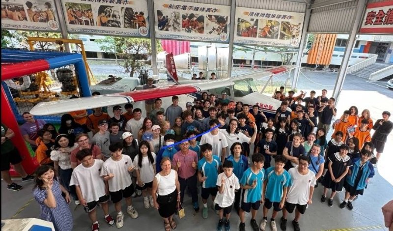 在實作體驗環節，大榮飛機修護科學生帶領美國學生操作足球無人機，將專業技能轉化為趣味學習，展現技職教育實務導向特色。(漾新聞記者陳雯萍翻攝)