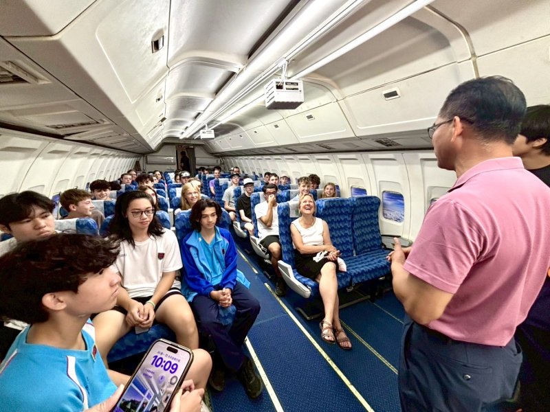 在實作體驗環節，大榮飛機修護科學生帶領美國學生操作足球無人機，將專業技能轉化為趣味學習，展現技職教育實務導向特色。(漾新聞記者陳雯萍翻攝)