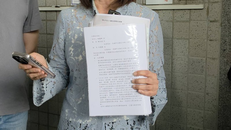 陳麗娜在同黨議員聲援下，前往高雄地檢署，提告陳其邁及網軍加重毀謗 以司法抵抗行政權濫權抹黑行為。(漾新聞記者陳雯萍攝)