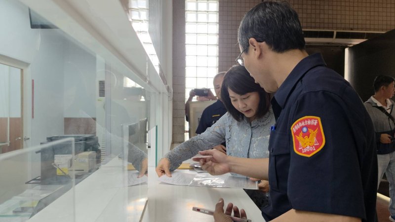 陳麗娜在同黨議員聲援下，前往高雄地檢署，提告陳其邁及網軍加重毀謗 以司法抵抗行政權濫權抹黑行為。(漾新聞記者陳雯萍攝)