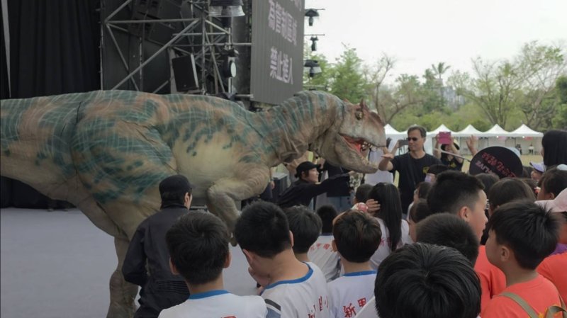 衛武營有恐龍！走路搖頭擺尾嘶吼聲， 驚嚇破百！(漾新聞記陳雯萍攝)