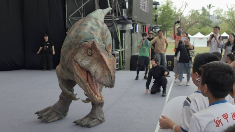 衛武營有恐龍！走路搖頭擺尾嘶吼聲， 驚嚇破百！(漾新聞記陳雯萍攝)