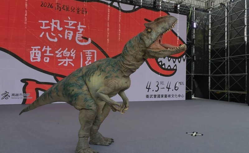 4月3日起到6日，衛武營廣場舞台區將有12場的擬真恐龍的演出，驚嚇度破百。(漾新聞記者陳雯萍攝)