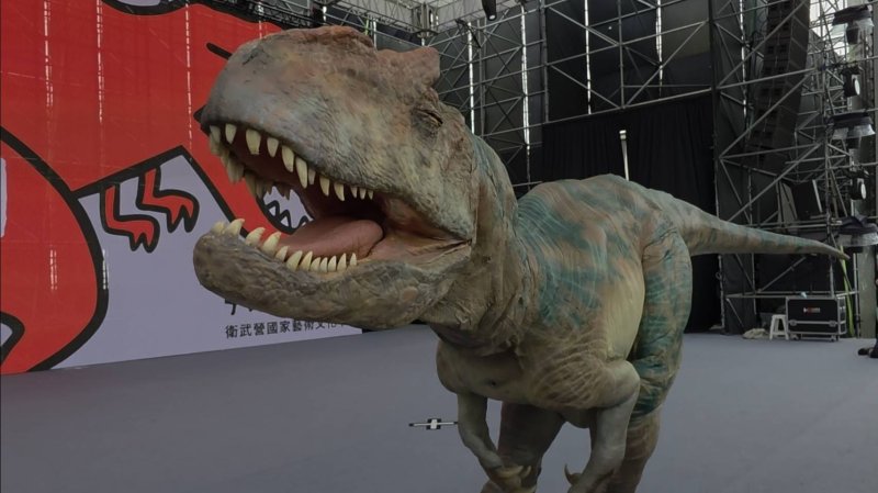 為期四天，在衛武營廣場舞台區，將有12場6隻的擬真恐龍的演出，驚嚇度破百。(漾新聞記者陳雯萍攝)