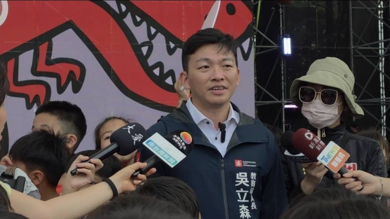 吳立森指出，日本 DINO-A-LIVE 團隊透過精密機械與操偶技術，讓恐龍以栩栩如生的姿態出現在觀眾眼前。(漾新聞記陳雯萍攝)