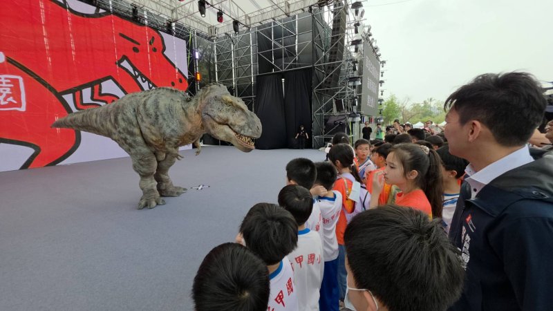 為期四天，在衛武營廣場舞台區，將有12場6隻的擬真恐龍的演出，驚嚇度破百。(漾新聞記者陳雯萍攝)