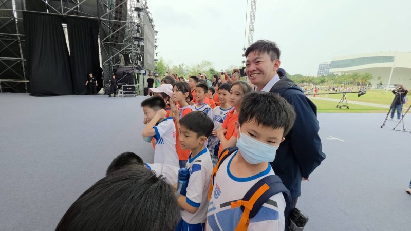 為期四天，在衛武營廣場舞台區，將有12場6隻的擬真恐龍的演出，驚嚇度破百。(漾新聞記者陳雯萍攝)