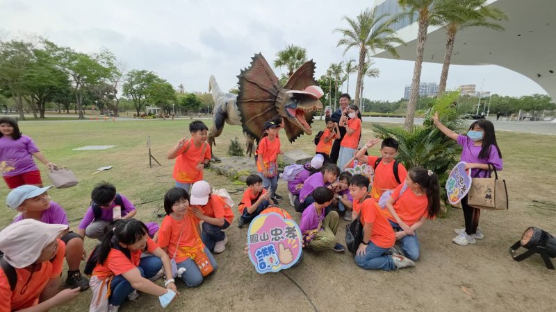 在衛武營廣場，還會有21隻的各類恐龍，會動、會吼，逼真的情境，讓大家如置身侏羅紀公園一般，感覺超神奇！(漾新聞記陳雯萍攝)