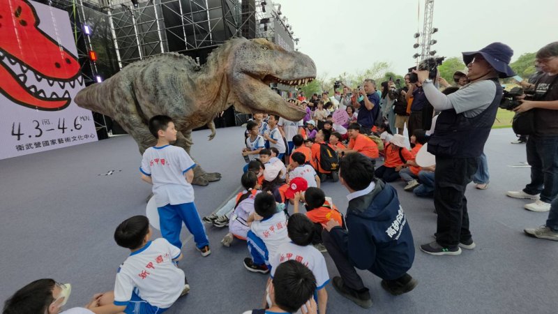 衛武營有恐龍！走路搖頭擺尾嘶吼聲， 驚嚇破百！(漾新聞記陳雯萍攝)