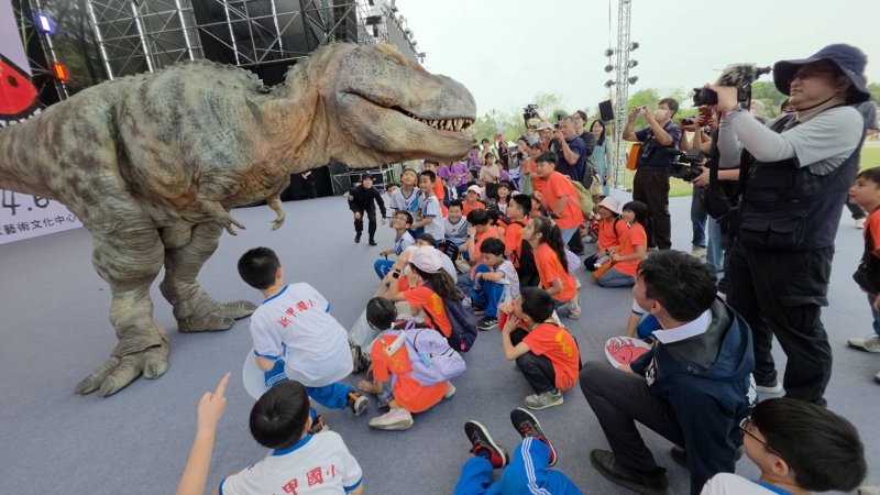 衛武營有恐龍！走路搖頭擺尾嘶吼聲， 驚嚇破百！(漾新聞記陳雯萍攝)