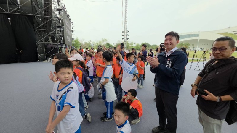 高雄市衛武營有恐龍，而且還是「會動的恐龍」，高雄兒童節，吳立森帶領鳳山區新甲國小與忠孝國小學童，與擬真恐龍同歡。(漾新聞記者陳雯萍攝)