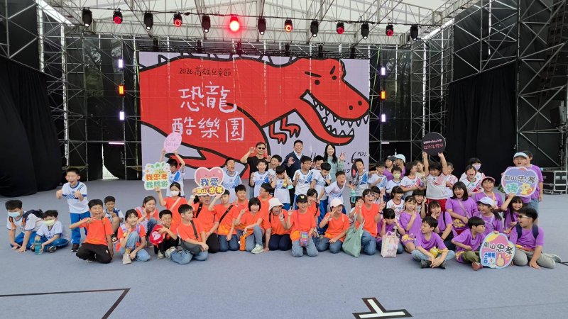 高雄市衛武營有恐龍，而且還是「會動的恐龍」，高雄兒童節，吳立森帶領鳳山區新甲國小與忠孝國小學童，與擬真恐龍同歡。(漾新聞記者陳雯萍攝)