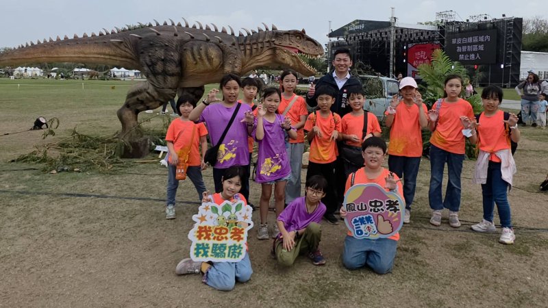 高雄市衛武營有恐龍，而且還是「會動的恐龍」，高雄兒童節，吳立森帶領鳳山區新甲國小與忠孝國小學童，與擬真恐龍同歡。(漾新聞記者陳雯萍攝)
