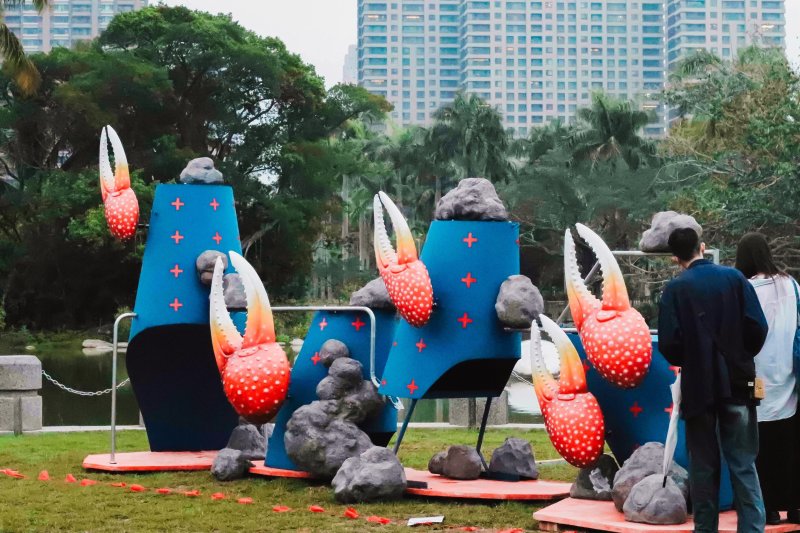 蔡咅景〈招潮蟹之春〉結合聲音與動態，觀眾可運用手機與作品連線播放歌曲，蟹螯便。