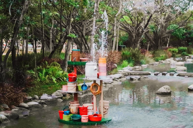 李珮瑜〈走水〉以大型陶器構成的流水裝置，使人聯想到城市中各種儲存、分流與處理。