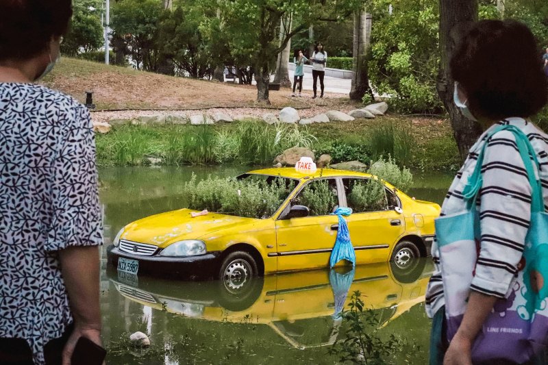 倪祥〈不可抗力丸〉玩轉了「Taxi」與「Take Sea」諧音的諧音與意象，展開對極端氣候的反思。