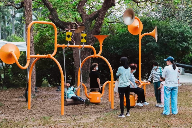 廖建忠〈運轉生活的終點站 4.0 L-oops〉將廢棄家電轉化為具象徵性的機械結構。