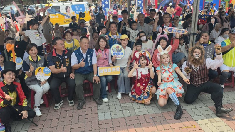 柯志恩鳳山上千親子童樂 談陪伴教育推家長喘息空間政策。