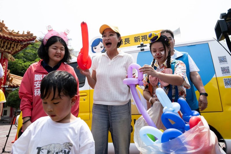 柯志恩鳳山上千親子童樂 談陪伴教育推家長喘息空間政策。