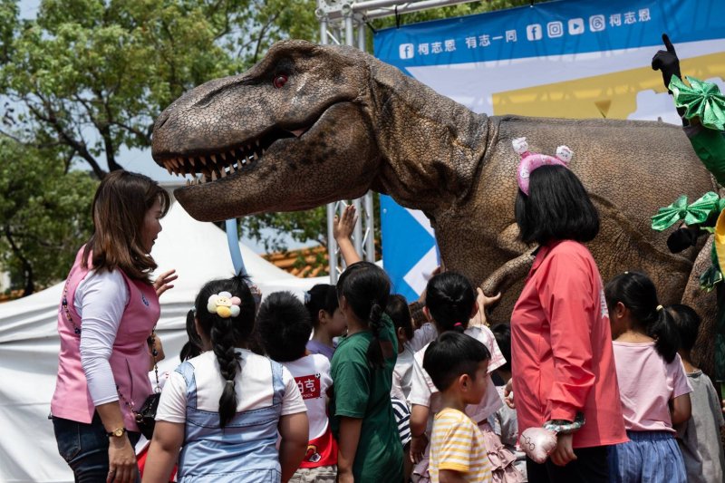 柯志恩鳳山上千親子童樂 談陪伴教育推家長喘息空間政策。
