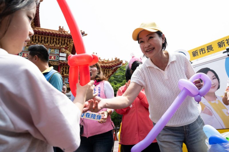 柯志恩與超過千人的親子同樂，大家一起玩水槍、打魔術氣球槍、吹泡泡，還唱跳健身操，甚至連今年兒童節最受歡迎的恐龍都來到了現場，讓親子嗨翻天。