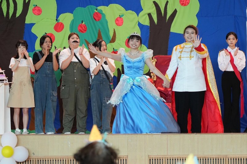 四年級同學帶來精彩的兒童劇表演-「善良的魔法~誰的水晶鞋」。