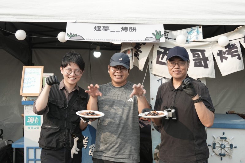 青年局長林楷軒（左）昨（3）日陪同高雄市副市長李懷仁（右）訪視「掠食者市集」，除在青創品牌「逐夢__烤餅」體驗製作恐龍美祿起司熔岩口味墨西哥烤餅，亦與業者開心合影，展現市府支持青創發展的決心。