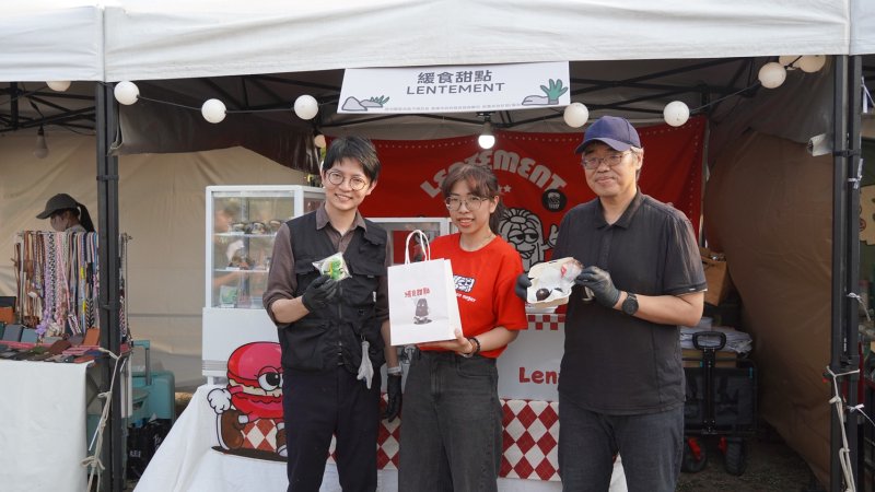 青年局長林楷軒（左）昨（3）日陪同高雄市副市長李懷仁（右）訪視「掠食者市集」，除在青創品牌「逐夢__烤餅」體驗製作恐龍美祿起司熔岩口味墨西哥烤餅，亦與業者開心合影，展現市府支持青創發展的決心。