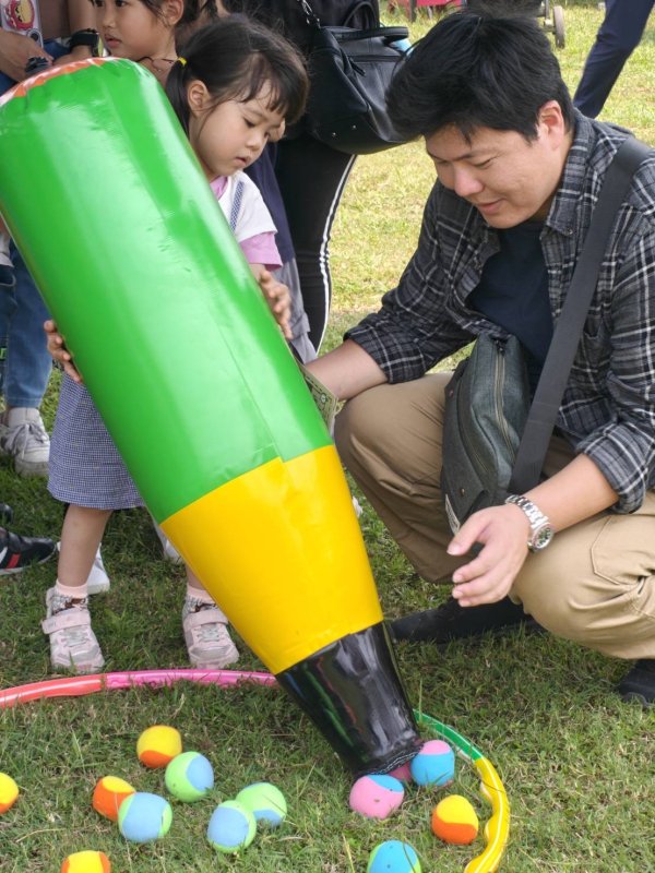 小恐龍挑戰「大筆龍吃。小蟲」，靈活運用手眼協調，展現敏捷反應與專注力。