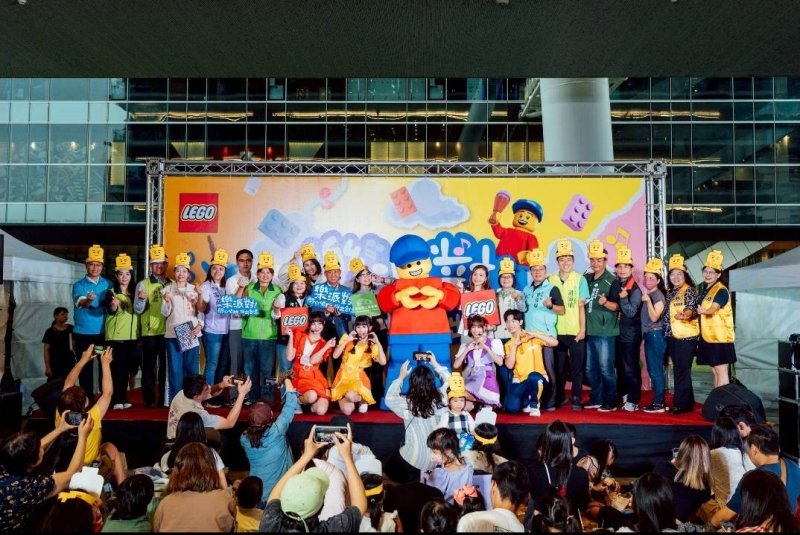 高雄市立圖書館李金鴦館長、台灣樂高®總經理黃小瑩、許智傑委員、黃飛鳳議員等多位地方民意代表以及國小家長會代表齊聚，為樂派對兒童節活動，揭開精彩序幕!