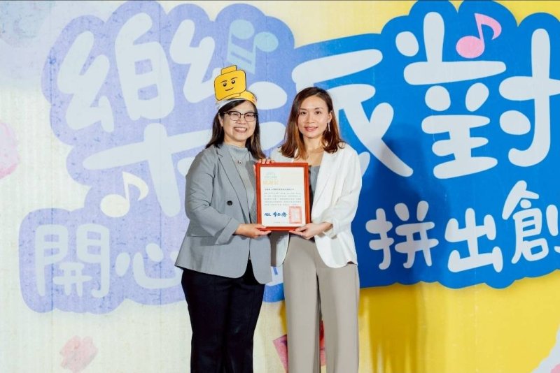 高市圖李金鴦館長致贈感謝狀予台灣樂高®總經理黃小瑩，感謝樂高攜手高市圖推出系列偏鄉公益活動。