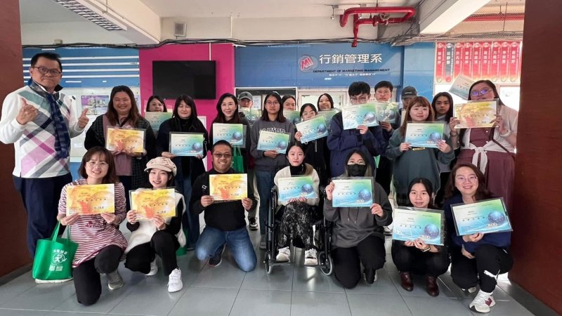 班上張怡婷同學(後排右一)在二專加二技期間，共考取九張專業證照。