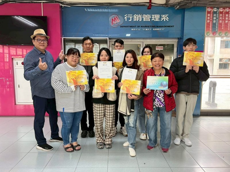 班上76歲最高齡的吳春美同學(右二紅衣)，不僅考取三張專業證照，還主動學習AI生成工具。