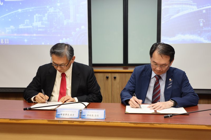台船董事長陳政宏與國立高雄科技大學校長吳忠信代表簽署，並邀集南台灣五所指標性高中職校長共同見證，象徵人才培育鏈向下扎根、向上串聯。（漾新聞記者陳雯萍攝）