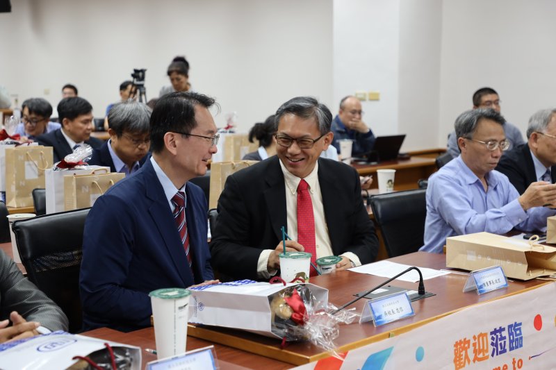 台船董事長陳政宏與國立高雄科技大學校長吳忠信代表簽署，並邀集南台灣五所指標性高中職校長共同見證，象徵人才培育鏈向下扎根、向上串聯。（漾新聞記者陳雯萍攝）