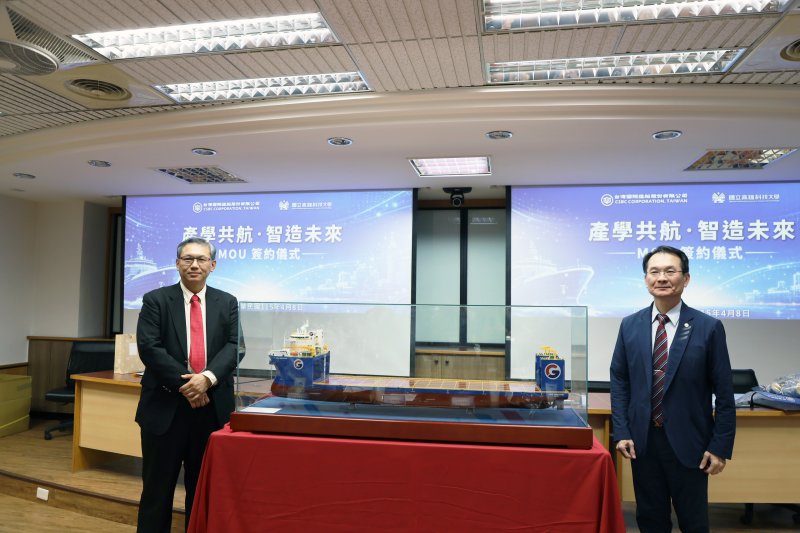 本次捐贈的模型船為半潛式重型運輸船，載重約6萬3000噸，船長約228公尺、寬48公尺，具備在海面航行與下潛至水下約28公尺的能力，可用於載運離岸風電設備、海上平台及大型工程構件。（漾新聞記者陳雯萍攝）