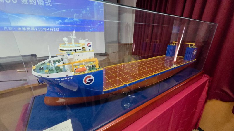 本次捐贈的模型船為半潛式重型運輸船，載重約6萬3000噸，船長約228公尺、寬48公尺，具備在海面航行與下潛至水下約28公尺的能力，可用於載運離岸風電設備、海上平台及大型工程構件。（漾新聞記者陳雯萍攝）