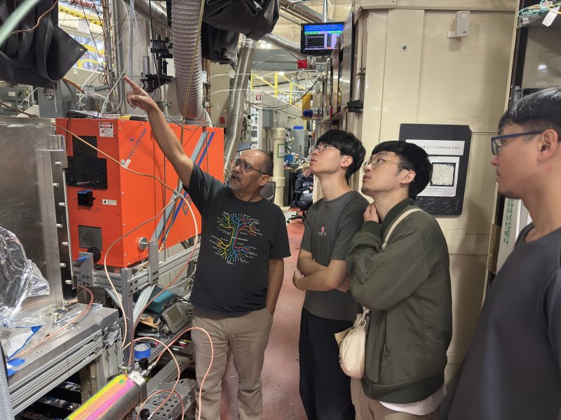 研究團隊參訪美國國家級勞倫斯柏克萊國家實驗室，由資深科學家Musa Ahmed（左一）介紹先進光源研究設備。