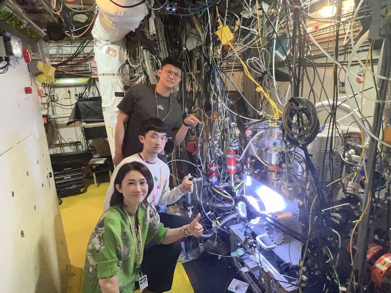 國立中山大學氣膠科學研究中心主任王家蓁（前）帶領博士後研究員與碩士生於美國SLAC國家加速器實驗室展開為期一週的雙邊實驗。