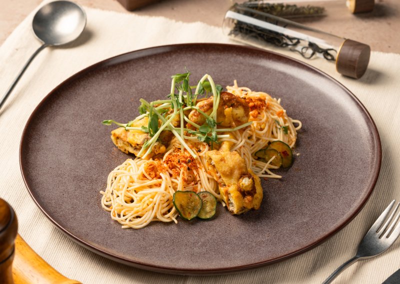 主餐之一「金沙軟殼蟹麵」，以鹹香濃郁與複合辛香的味型特色，展現中式菜色風味多樣性。