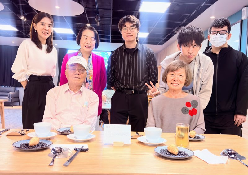 今年「參樓Third Floor」團隊成員-施翔詠，試營運期間特地邀請家人來用餐，共享好「食」光(照片左一為廚藝系林琳主任)。